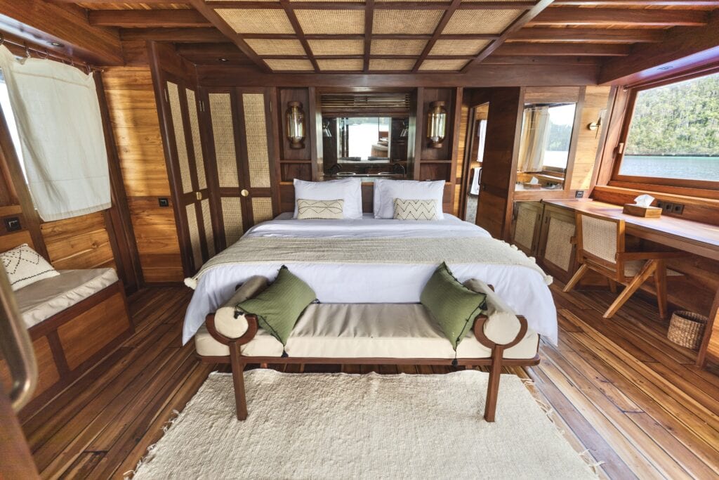 Senja Yacht Main Cabin
