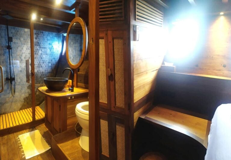 Senja Yacht Guest Cabin Bathroom